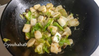 炒匀后，根据自己的口感添加少许的盐，即可出锅