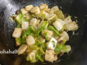 炒匀后，根据自己的口感添加少许的盐，即可出锅