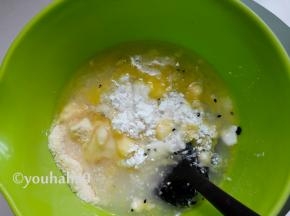 黄油用微波炉融化，放入盆中