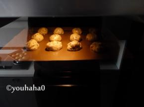 烤箱提前以180度预热，烤盘放入预热到位的烤箱中层，上下火皆180度，烤20~25分钟