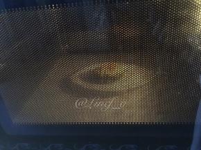 再放入微波炉中高火叮一下，芝士融化，表面微金黄即可
