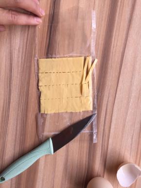 芝士片切成细小段待用
