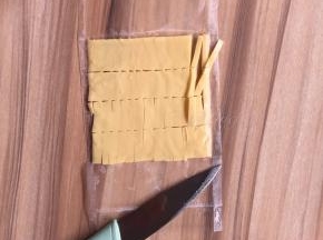 芝士片切成细小段待用
