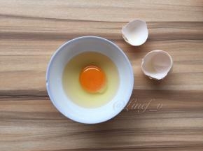 鸡蛋打入碗中（一个牛油果用不了一个鸡蛋，建议可用鹌鹑蛋代替）

