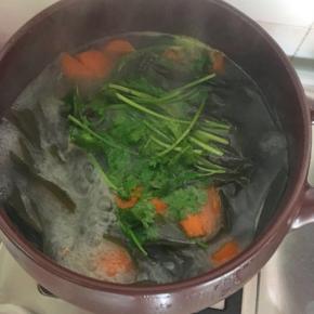 5、煮好后关火，撒上一把香菜和盐