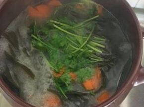 5、煮好后关火，撒上一把香菜和盐
