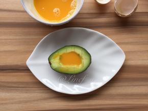 将牛油果放入盘中，倒入适量鸡蛋液
