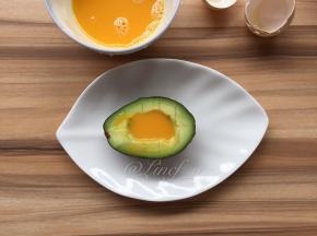 将牛油果放入盘中，倒入适量鸡蛋液
