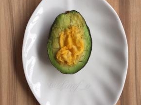 然后拿出，撒上少许黑胡椒和少许盐
