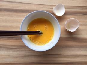 将鸡蛋搅打均匀待用
