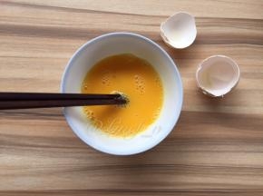 将鸡蛋搅打均匀待用
