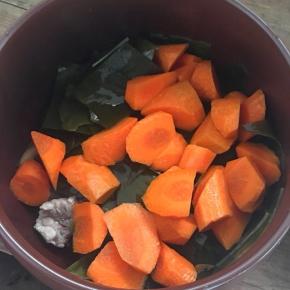 把食材放入汤锅里