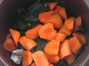把食材放入汤锅里