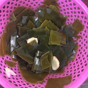 海带干提前浸泡一小时后切块，顺便切两三片姜