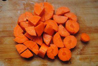 胡萝卜去皮切小块，用料理机搅打成糊状