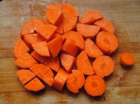 胡萝卜去皮切小块，用料理机搅打成糊状