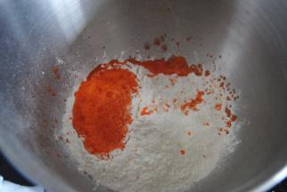 面粉和胡萝卜汁，加入少许盐都倒入ACA厨师机揉面桶内