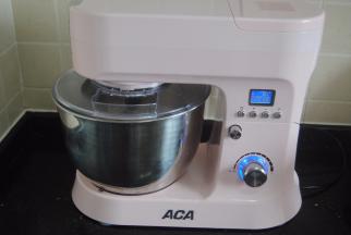 启动1档揉面混匀1分钟后停止5分钟，再次揉面5分钟