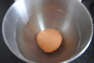 就成光滑的面团啦，这时静置15分钟