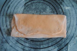 擀成薄片，撒上粉折叠起来