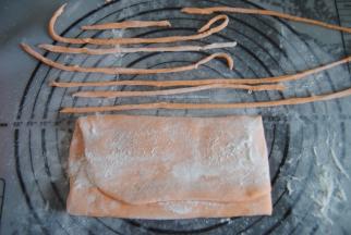 切成细细的面条，烧开一锅清水，拉一下面条放入开水内煮至浮起