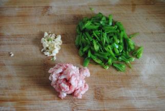 兰豆切丝，猪肉剁成揉碎