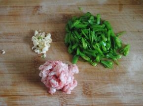 兰豆切丝，猪肉剁成揉碎