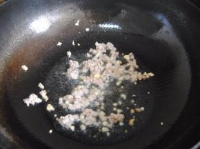 热锅，放入适量的油后爆香蒜末，放入猪肉翻炒变色
