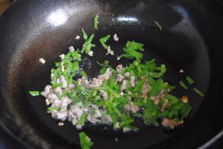 加入兰豆碎翻炒