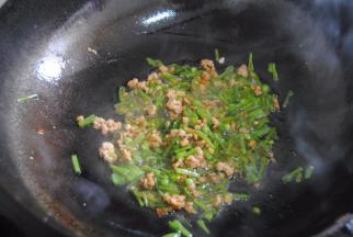 倒入盐酱油胡椒粉翻炒均匀即可