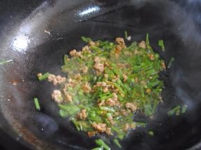 倒入盐酱油胡椒粉翻炒均匀即可