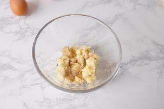 熟透的香蕉去皮。（要挑熟透的香蕉，这样做出来的味道才浓郁）