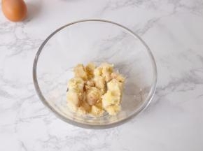 熟透的香蕉去皮。（要挑熟透的香蕉，这样做出来的味道才浓郁）
