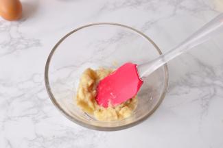 将香蕉压成泥。