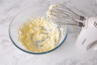 黄油加细砂糖打发至黄油蓬松，颜色变浅，体积变大