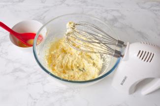 分3次加入鸡蛋液，每次搅拌均匀后再继续加入，防止水油分离