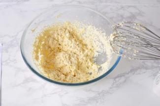 加入香蕉泥，搅拌均匀