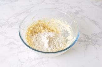 加入过筛好的低粉与泡打粉