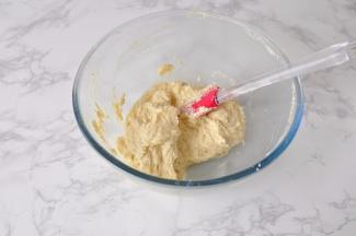 搅拌均匀，至面糊光泽，无干粉