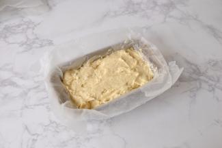 装入模具中，我的模具是个小吐司模。如果没有磅蛋糕模具，只要是模具不是太大，面糊放进去不是太少，都可以。