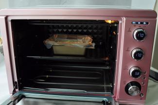 设定烤箱预热170°，上下火55分钟