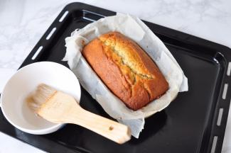 可以在20分钟表面变硬上色时用沾水的刀快速划条线，继续烘烤，也可以不用划，蛋糕会在烤制时自然开裂。