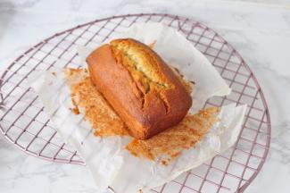 烤完后立即脱模，趁热在每个面上刷朗姆糖浆，可以多刷几次。稍冷却后用保鲜膜包好放置一两天晚后享用风味更佳