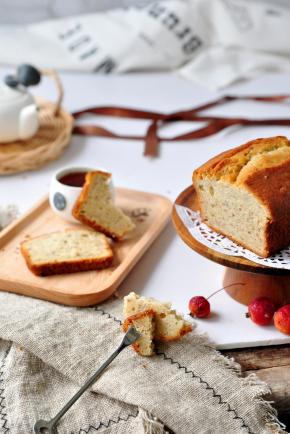 当蛋糕刷上糖浆，放入冰箱保存一两天后，，糖浆与蛋糕体融合，美味就更升级啦。配一杯咖啡，一杯红茶，都是极完美的下午茶。