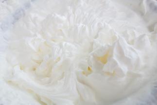 打至8分发，取出150g备用，剩下的奶油打到这样有纹路的状态