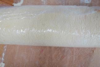 提起保鲜膜 卷过来就可以了，保鲜膜包好放冰箱冷藏定型