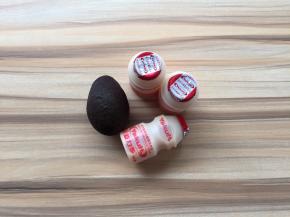 所需食材:
牛油果1个、养乐多2-3瓶
