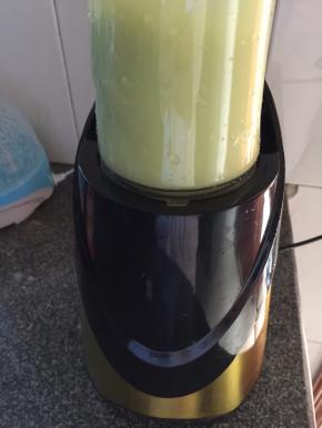 装上搅拌机搅打至细腻糊状
