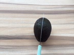 先将牛油果用刀沿着中间划一圈
