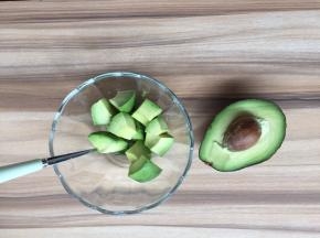 将果肉切成小块
